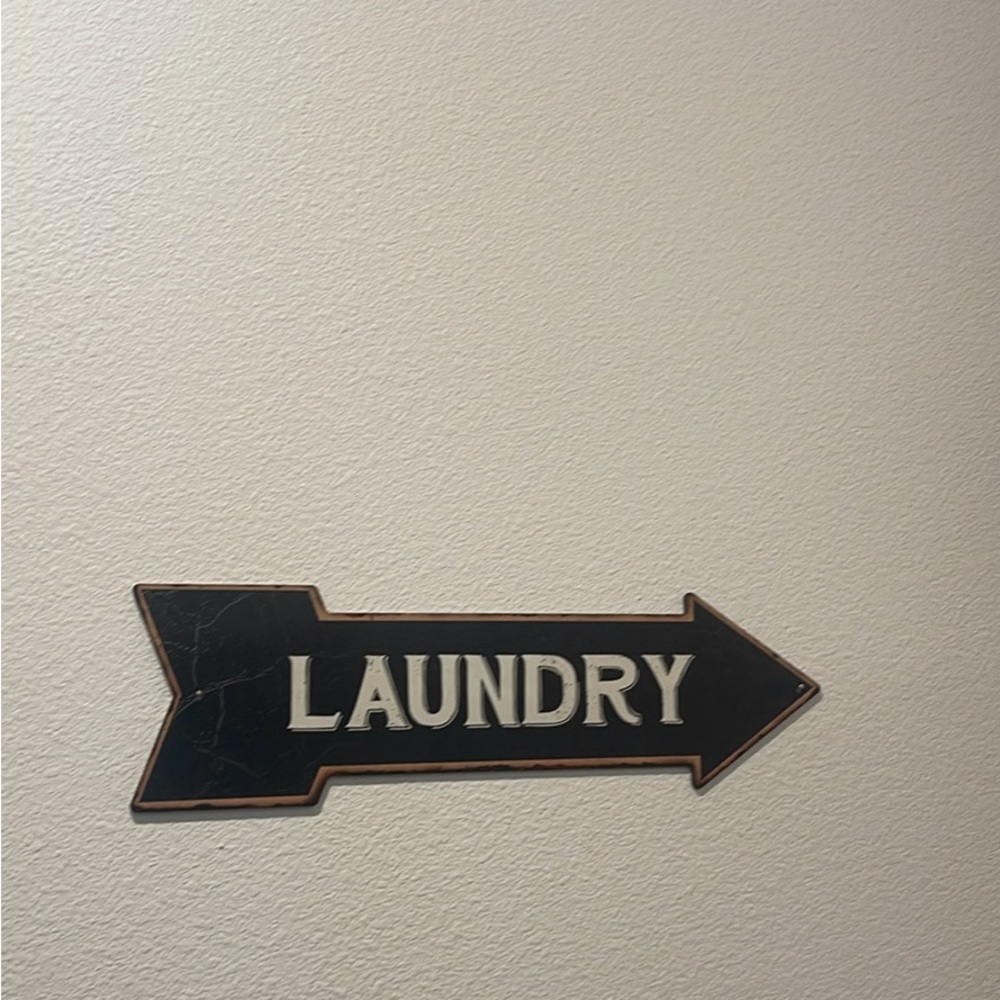 Black Arrow Laundry Wall Sign